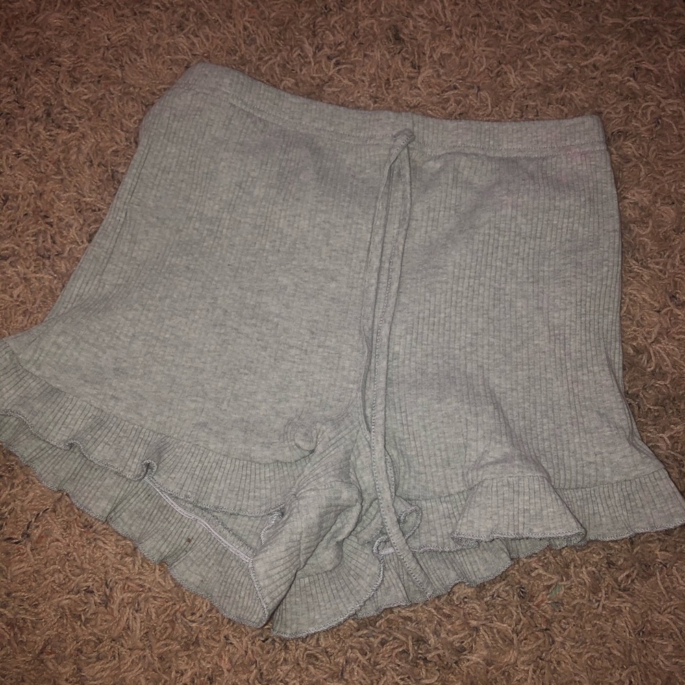 grey shorts